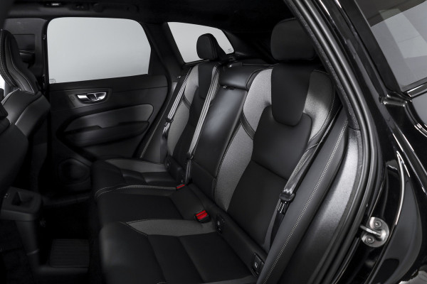 Volvo XC60 2.0 T8 Plug-in hybrid AWD Plus Black Edition - Facelift MY26 | S/K Panodak | Elek. Trekhaak | 360 Camera | Head-Up | Harmon/Kardon | Dig.Cockpit | Adapt.Cruise | Stoel-+Stuurverw. | NAV+App.Connect | Auto.Airco | LM 21" | 9971