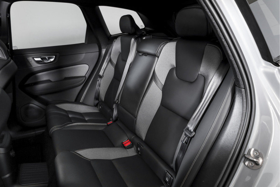 Volvo XC60 2.0 T8 Plug-in hybrid AWD Plus Black Edition | S/K Panodak | Harman/Kardon | Dig.Cockpit | Adapt.Cruise | Stoel-+Stuurverw. | Elek. stoelen | Camera | NAV+App.Connect | ECC | LM 21" | 6030