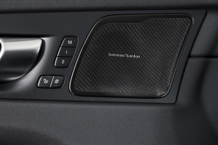 Volvo XC60 2.0 T8 Plug-in hybrid AWD Plus Black Edition | S/K Panodak | Harman/Kardon | Dig.Cockpit | Adapt.Cruise | Stoel-+Stuurverw. | Elek. stoelen | Camera | NAV+App.Connect | ECC | LM 21" | 6030