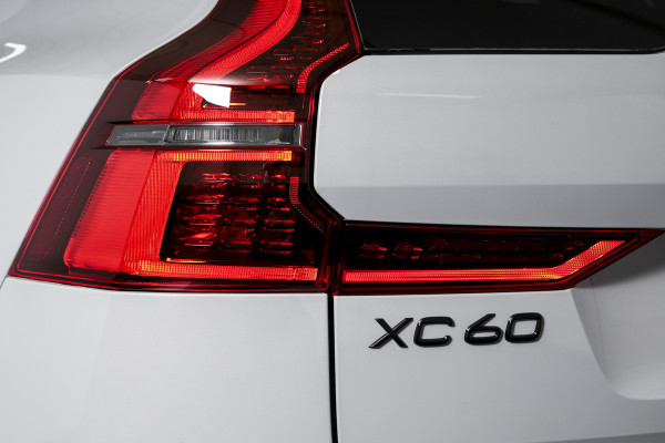 Volvo XC60 2.0 T8 Plug-in hybrid AWD Plus Black Edition | S/K Panodak | Harman/Kardon | Dig.Cockpit | Adapt.Cruise | Stoel-+Stuurverw. | Elek. stoelen | Camera | NAV+App.Connect | ECC | LM 21" | 6030