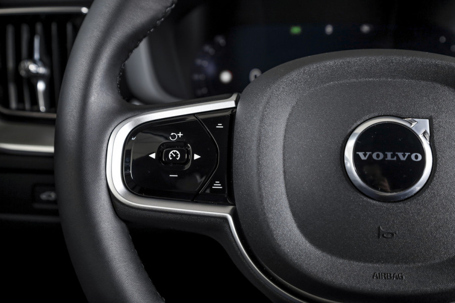 Volvo XC60 2.0 T8 Plug-in hybrid AWD Plus Black Edition - Facelift MY26 | S/K Panodak | Elek. Trekhaak | 360 Camera | Head-Up | Harmon/Kardon | Dig.Cockpit | Adapt.Cruise | Stoel-+Stuurverw. | NAV+App.Connect | Auto.Airco | LM 21" | 0120