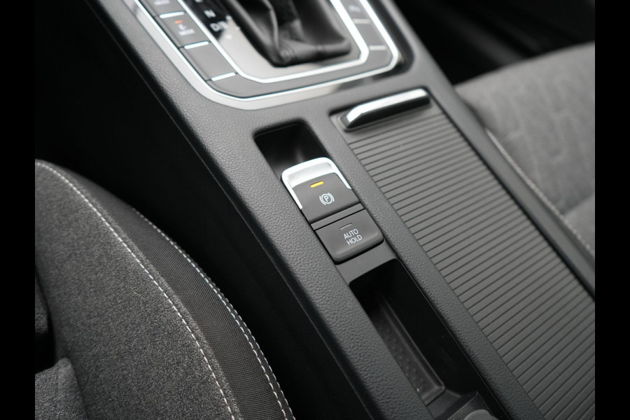 Volkswagen Passat Variant 1.4 TSI GTE Business PHEV 218pk Dealer O.H. | Trekhaak Af Fabriek | Adaptive Cruise | Camera | Sportstoelen Massage & Memory | Keyless | Apple Carplay | Blis | Stoelverwarming | Navigatie | DAB | Plug In Hybrid |