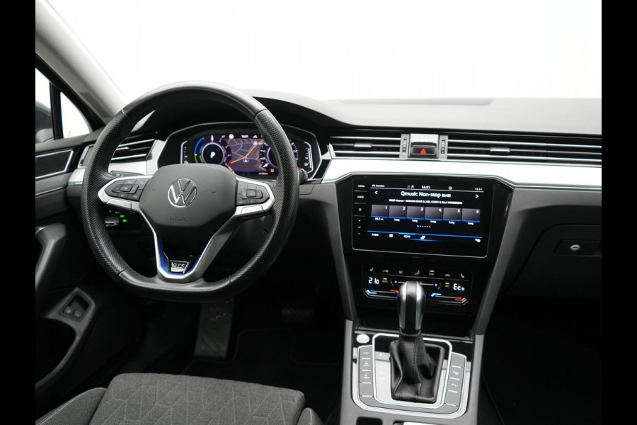 Volkswagen Passat Variant 1.4 TSI GTE Business PHEV 218pk Dealer O.H. | Trekhaak Af Fabriek | Adaptive Cruise | Camera | Sportstoelen Massage & Memory | Keyless | Apple Carplay | Blis | Stoelverwarming | Navigatie | DAB | Plug In Hybrid |