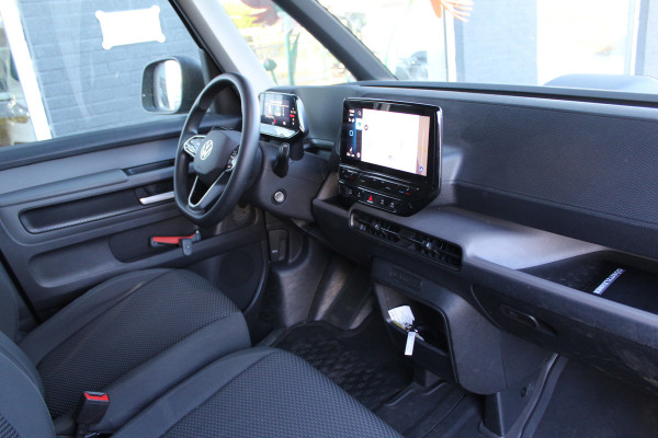 Volkswagen ID. Buzz Cargo 150KW -- 77 kWh acccu WLTP 418KM ✓ SoH 99,4% ✓ 3-zits ✓ navigatie ✓ lm velgen
