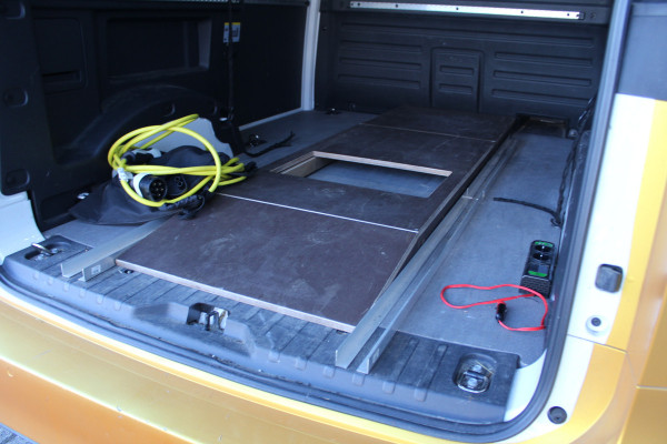 Volkswagen ID. Buzz Cargo 150KW -- 77 kWh acccu WLTP 418KM ✓ SoH 99,4% ✓ 3-zits ✓ navigatie ✓ lm velgen