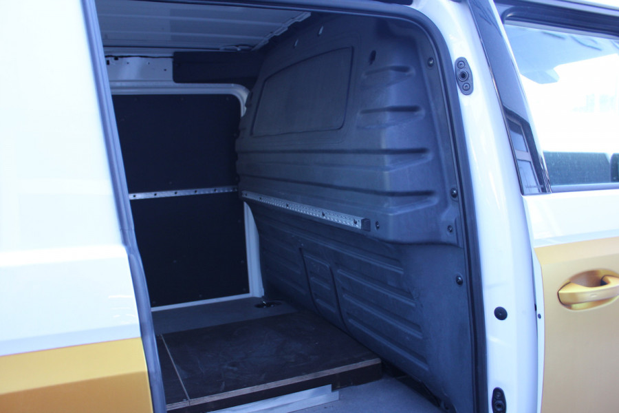 Volkswagen ID. Buzz Cargo 150KW -- 77 kWh acccu WLTP 418KM ✓ SoH 99,4% ✓ 3-zits ✓ navigatie ✓ lm velgen