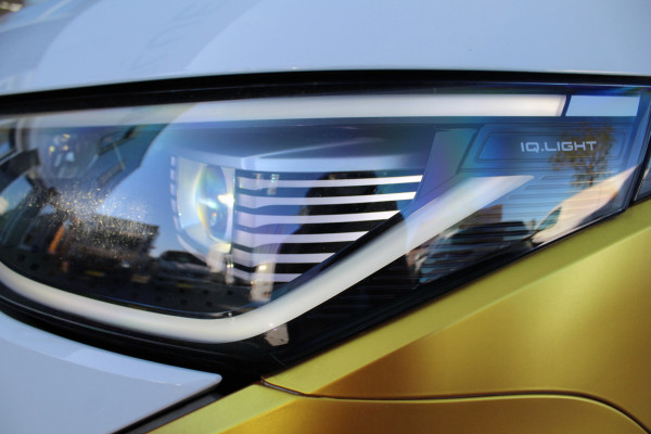 Volkswagen ID. Buzz Cargo 150KW -- 77 kWh acccu WLTP 418KM ✓ SoH 99,4% ✓ 3-zits ✓ navigatie ✓ lm velgen