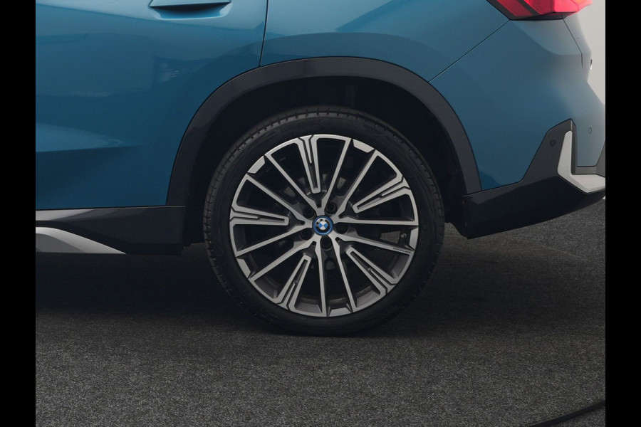BMW X1 xDrive30e X Line PHEV 327pk Dealer O.H. | Camera | Lederen Sportstoelen & Stuur Verwarmd | Sfeerverlichting | Apple Carplay | Blis | Keyless | Navigatie | DAB | Cruise Control | 20"L.M | Plug In Hybrid |