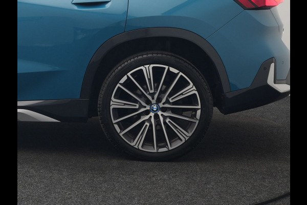 BMW X1 xDrive30e X Line PHEV 327pk Dealer O.H. | Camera | Lederen Sportstoelen & Stuur Verwarmd | Sfeerverlichting | Apple Carplay | Blis | Keyless | Navigatie | DAB | Cruise Control | 20"L.M | Plug In Hybrid |