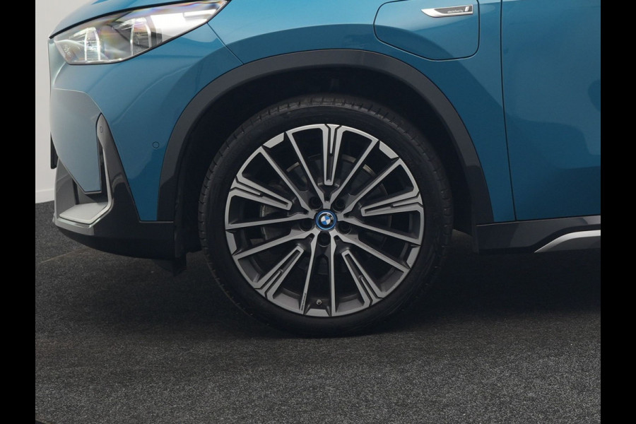 BMW X1 xDrive30e X Line PHEV 327pk Dealer O.H. | Camera | Lederen Sportstoelen & Stuur Verwarmd | Sfeerverlichting | Apple Carplay | Blis | Keyless | Navigatie | DAB | Cruise Control | 20"L.M | Plug In Hybrid |