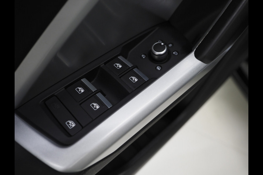 Audi Q3 Sportback 45 TFSI e Full Black | Panoramadak | Leder | Sfeerlicht | Cruise | DAB | Virtual | Donkere Hemel | Carplay
