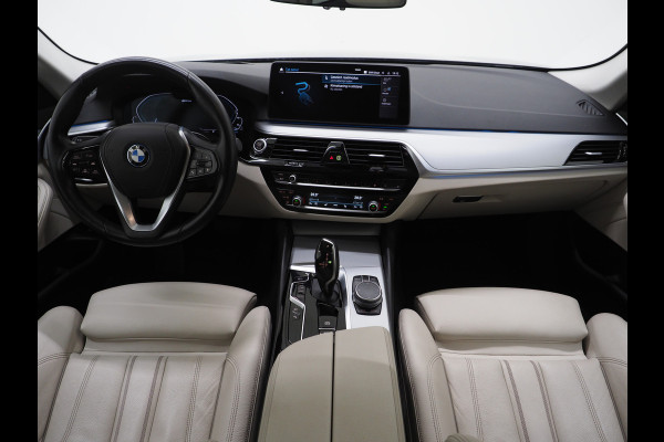 BMW 5 Serie Touring 530e xDrive | LED Grille | Trekhaak | Leder | Adaptive Cruise | HUD | Keyless | Camera | Carplay