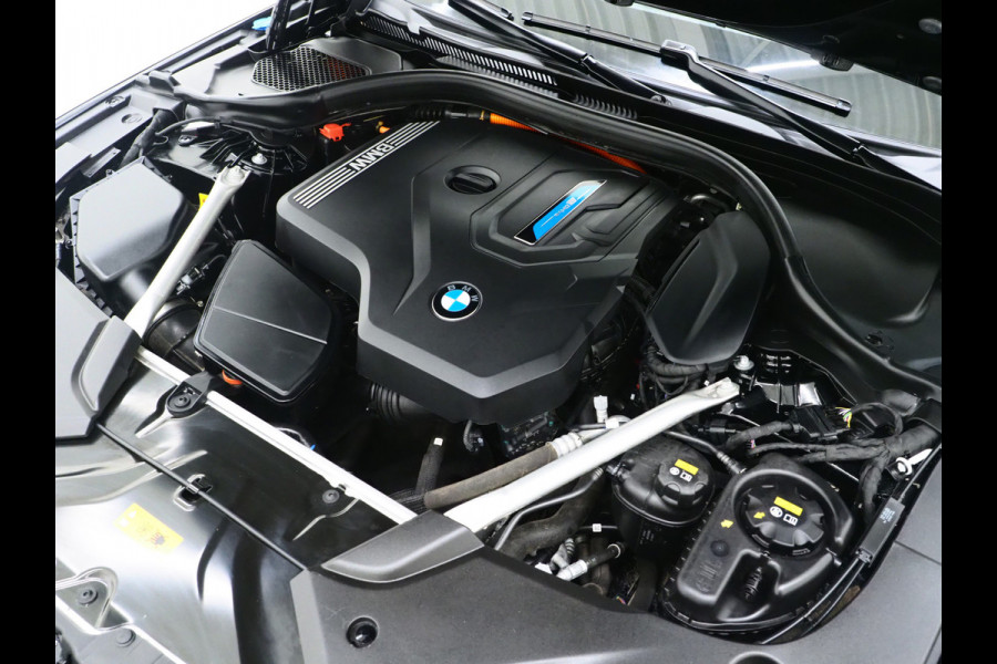 BMW 5 Serie Touring 530e xDrive | LED Grille | Trekhaak | Leder | Adaptive Cruise | HUD | Keyless | Camera | Carplay