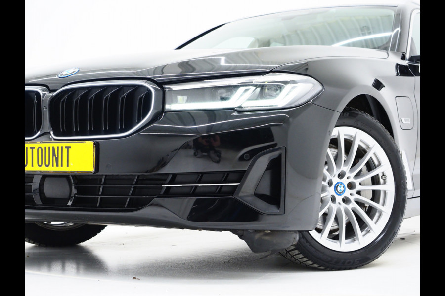 BMW 5 Serie Touring 530e xDrive | LED Grille | Trekhaak | Leder | Adaptive Cruise | HUD | Keyless | Camera | Carplay