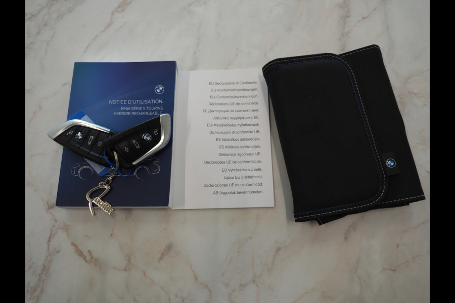 BMW 5 Serie Touring 530e xDrive | LED Grille | Trekhaak | Leder | Adaptive Cruise | HUD | Keyless | Camera | Carplay