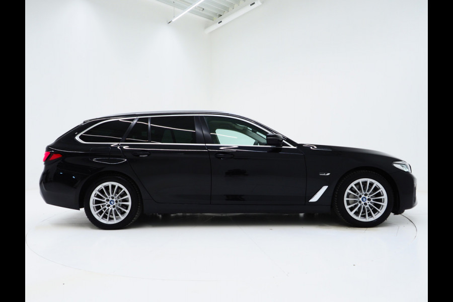 BMW 5 Serie Touring 530e xDrive | LED Grille | Trekhaak | Leder | Adaptive Cruise | HUD | Keyless | Camera | Carplay