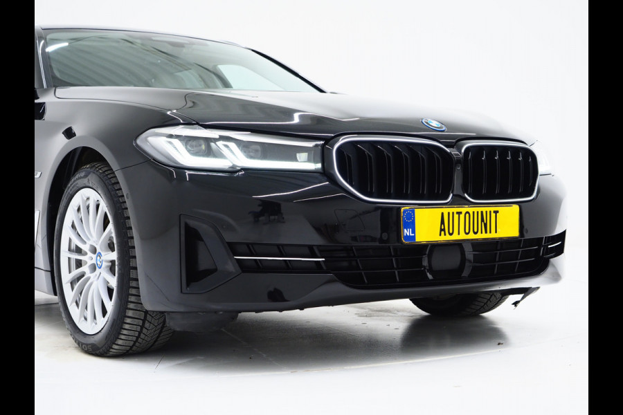 BMW 5 Serie Touring 530e xDrive | LED Grille | Trekhaak | Leder | Adaptive Cruise | HUD | Keyless | Camera | Carplay