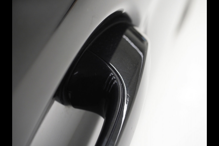 BMW 5 Serie Touring 530e xDrive | LED Grille | Trekhaak | Leder | Adaptive Cruise | HUD | Keyless | Camera | Carplay