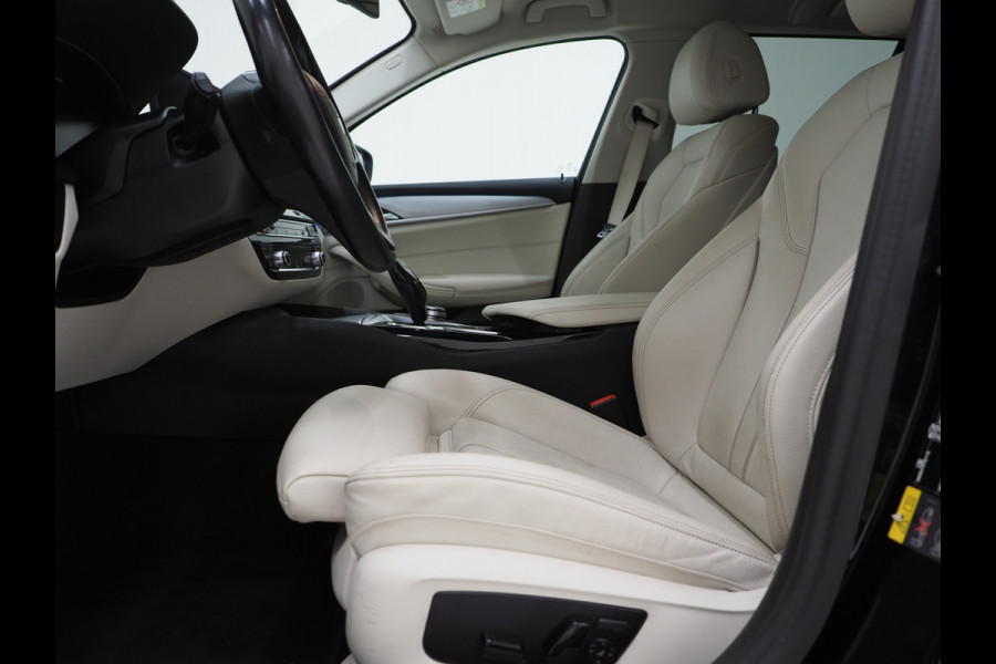 BMW 5 Serie Touring 530e xDrive | LED Grille | Trekhaak | Leder | Adaptive Cruise | HUD | Keyless | Camera | Carplay