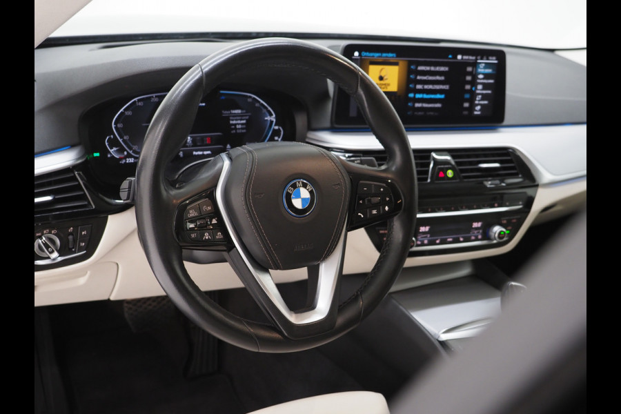 BMW 5 Serie Touring 530e xDrive | LED Grille | Trekhaak | Leder | Adaptive Cruise | HUD | Keyless | Camera | Carplay