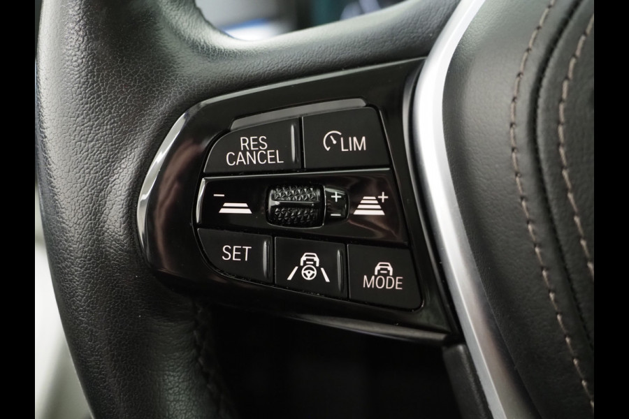 BMW 5 Serie Touring 530e xDrive | LED Grille | Trekhaak | Leder | Adaptive Cruise | HUD | Keyless | Camera | Carplay