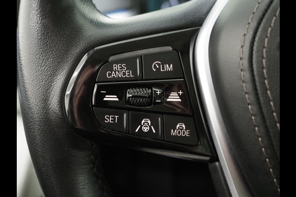 BMW 5 Serie Touring 530e xDrive | LED Grille | Trekhaak | Leder | Adaptive Cruise | HUD | Keyless | Camera | Carplay