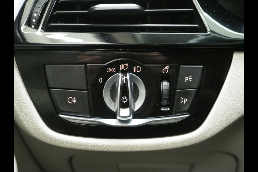 BMW 5 Serie Touring 530e xDrive | LED Grille | Trekhaak | Leder | Adaptive Cruise | HUD | Keyless | Camera | Carplay