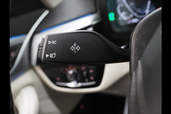 BMW 5 Serie Touring 530e xDrive | LED Grille | Trekhaak | Leder | Adaptive Cruise | HUD | Keyless | Camera | Carplay