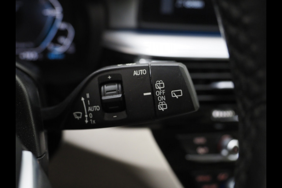 BMW 5 Serie Touring 530e xDrive | LED Grille | Trekhaak | Leder | Adaptive Cruise | HUD | Keyless | Camera | Carplay