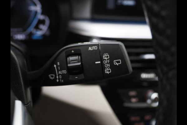 BMW 5 Serie Touring 530e xDrive | LED Grille | Trekhaak | Leder | Adaptive Cruise | HUD | Keyless | Camera | Carplay