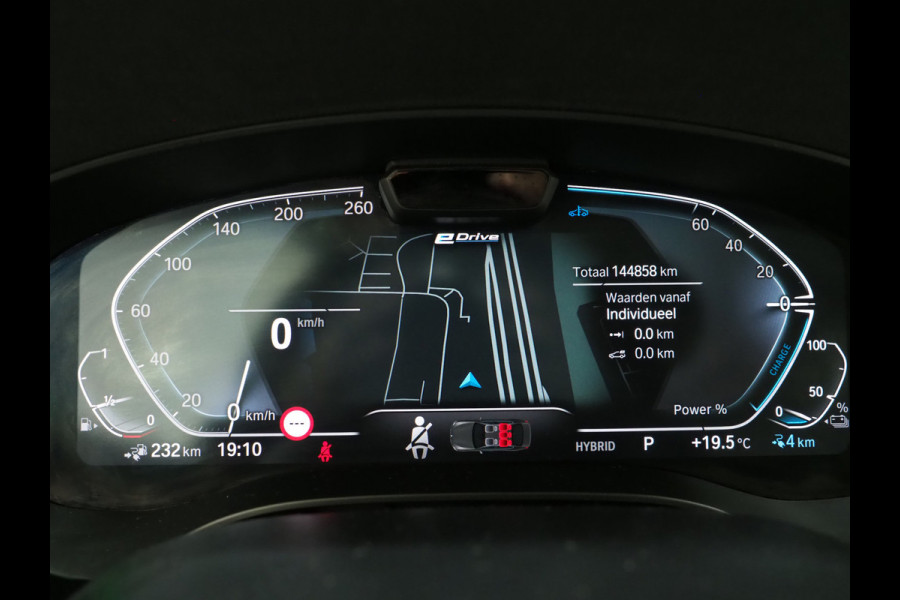 BMW 5 Serie Touring 530e xDrive | LED Grille | Trekhaak | Leder | Adaptive Cruise | HUD | Keyless | Camera | Carplay