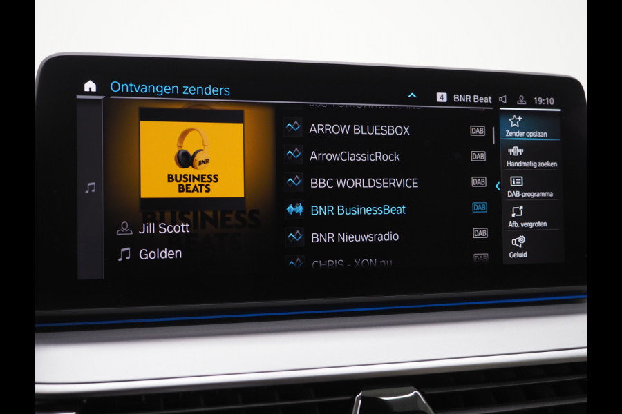 BMW 5 Serie Touring 530e xDrive | LED Grille | Trekhaak | Leder | Adaptive Cruise | HUD | Keyless | Camera | Carplay