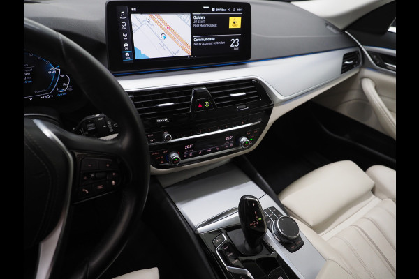 BMW 5 Serie Touring 530e xDrive | LED Grille | Trekhaak | Leder | Adaptive Cruise | HUD | Keyless | Camera | Carplay