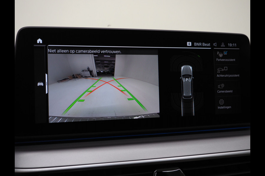 BMW 5 Serie Touring 530e xDrive | LED Grille | Trekhaak | Leder | Adaptive Cruise | HUD | Keyless | Camera | Carplay