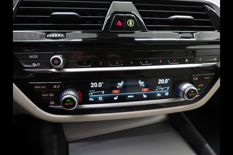 BMW 5 Serie Touring 530e xDrive | LED Grille | Trekhaak | Leder | Adaptive Cruise | HUD | Keyless | Camera | Carplay