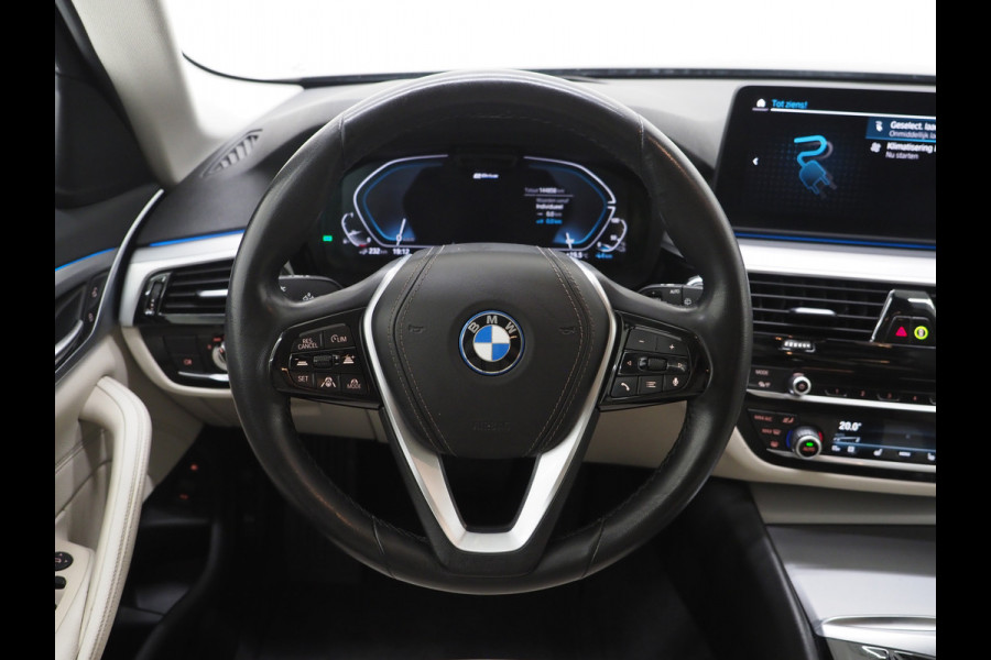BMW 5 Serie Touring 530e xDrive | LED Grille | Trekhaak | Leder | Adaptive Cruise | HUD | Keyless | Camera | Carplay