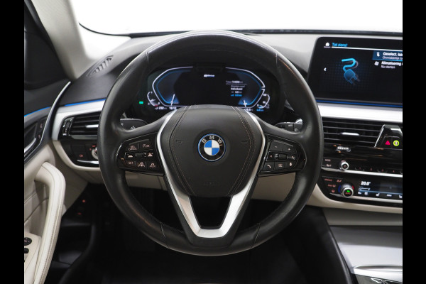 BMW 5 Serie Touring 530e xDrive | LED Grille | Trekhaak | Leder | Adaptive Cruise | HUD | Keyless | Camera | Carplay