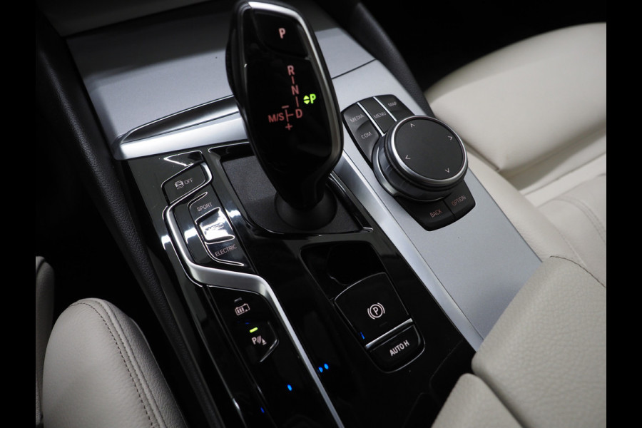 BMW 5 Serie Touring 530e xDrive | LED Grille | Trekhaak | Leder | Adaptive Cruise | HUD | Keyless | Camera | Carplay