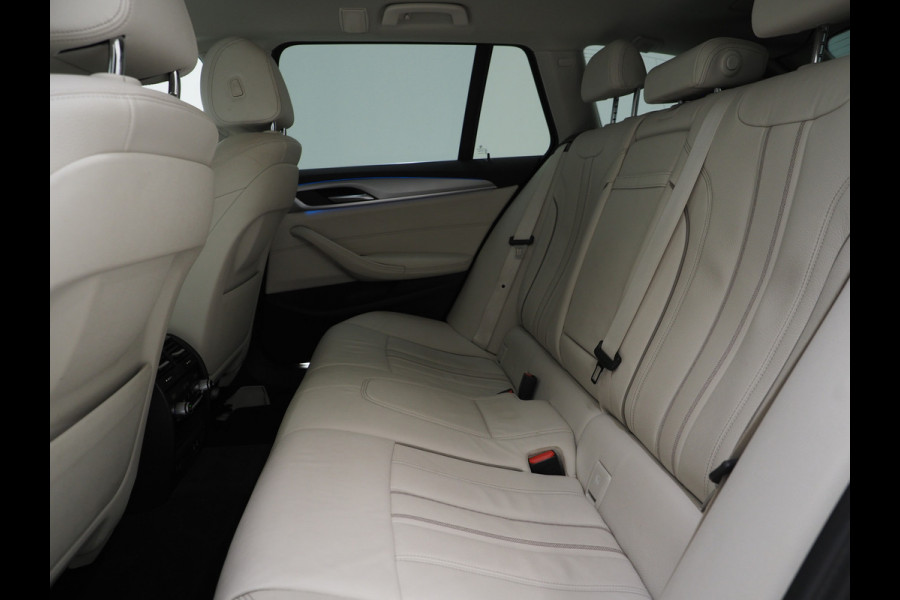 BMW 5 Serie Touring 530e xDrive | LED Grille | Trekhaak | Leder | Adaptive Cruise | HUD | Keyless | Camera | Carplay