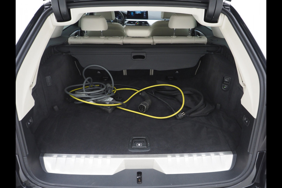 BMW 5 Serie Touring 530e xDrive | LED Grille | Trekhaak | Leder | Adaptive Cruise | HUD | Keyless | Camera | Carplay