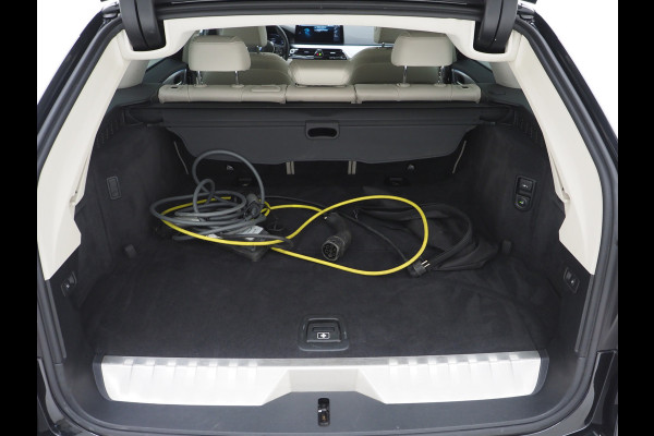 BMW 5 Serie Touring 530e xDrive | LED Grille | Trekhaak | Leder | Adaptive Cruise | HUD | Keyless | Camera | Carplay