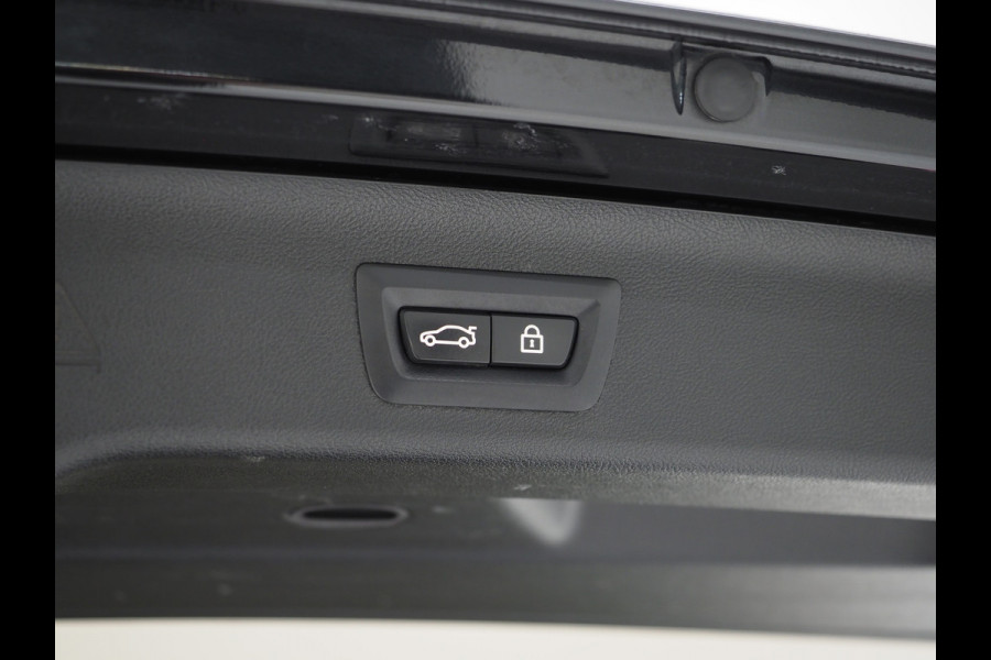 BMW 5 Serie Touring 530e xDrive | LED Grille | Trekhaak | Leder | Adaptive Cruise | HUD | Keyless | Camera | Carplay