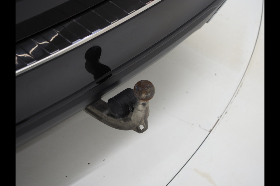 BMW 5 Serie Touring 530e xDrive | LED Grille | Trekhaak | Leder | Adaptive Cruise | HUD | Keyless | Camera | Carplay