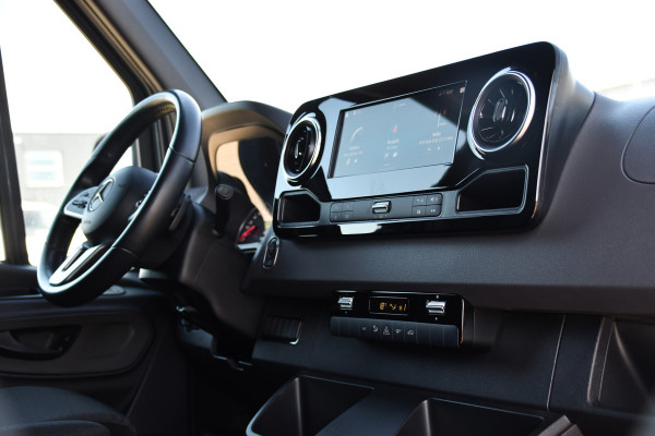 Mercedes-Benz Sprinter 319 V6 3.0 CDI L2H2 DC PB Edition Cruise, 360 Camera, Carplay, LED, 190pk, Virtual, Geveerde stoel, NAVI, Automaat, Uniek!