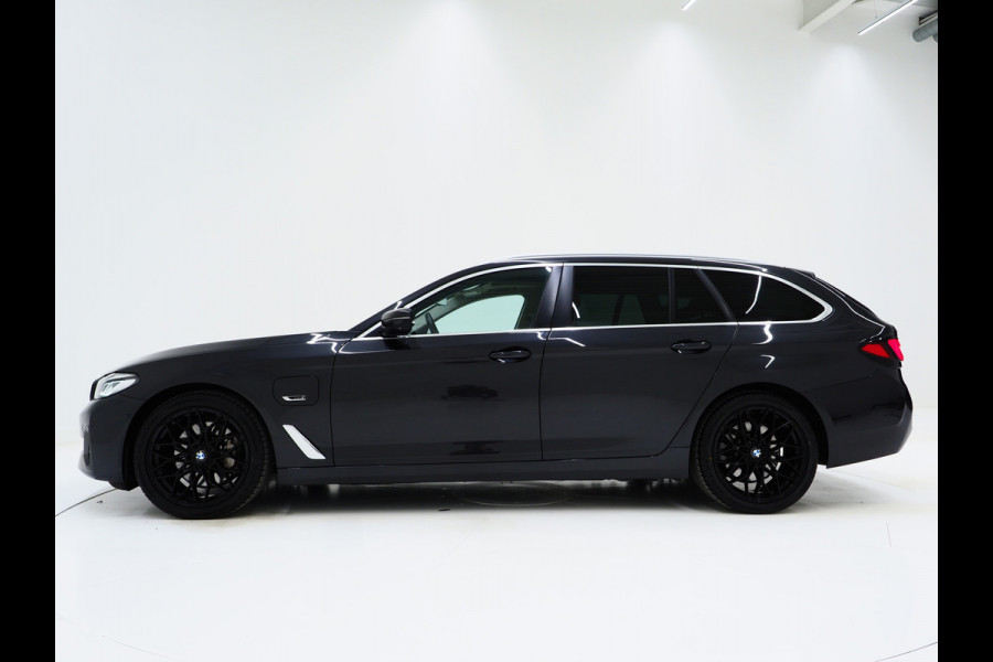 BMW 5 Serie Touring 520e | Panoramadak | LED Grille | Trekhaak | Leder | HUD | 360 | Dodehoek | Sfeerlicht | Memory | Carplay