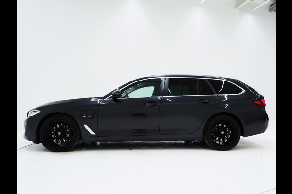 BMW 5 Serie Touring 520e | Panoramadak | LED Grille | Trekhaak | Leder | HUD | 360 | Dodehoek | Sfeerlicht | Memory | Carplay