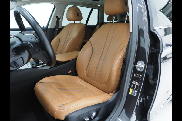 BMW 5 Serie Touring 520e | Panoramadak | LED Grille | Trekhaak | Leder | HUD | 360 | Dodehoek | Sfeerlicht | Memory | Carplay