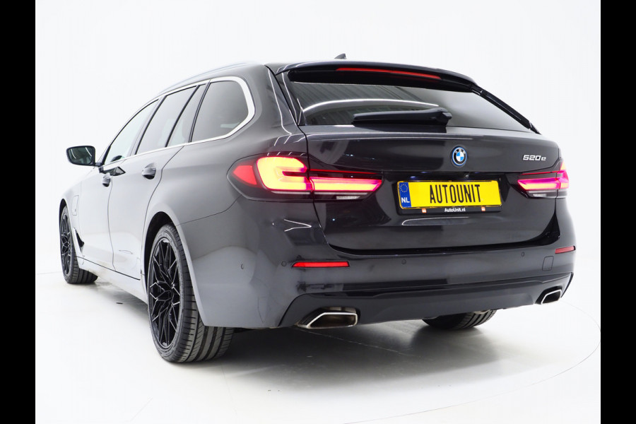 BMW 5 Serie Touring 520e | Panoramadak | LED Grille | Trekhaak | Leder | HUD | 360 | Dodehoek | Sfeerlicht | Memory | Carplay