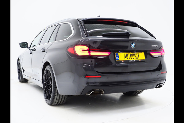 BMW 5 Serie Touring 520e | Panoramadak | LED Grille | Trekhaak | Leder | HUD | 360 | Dodehoek | Sfeerlicht | Memory | Carplay
