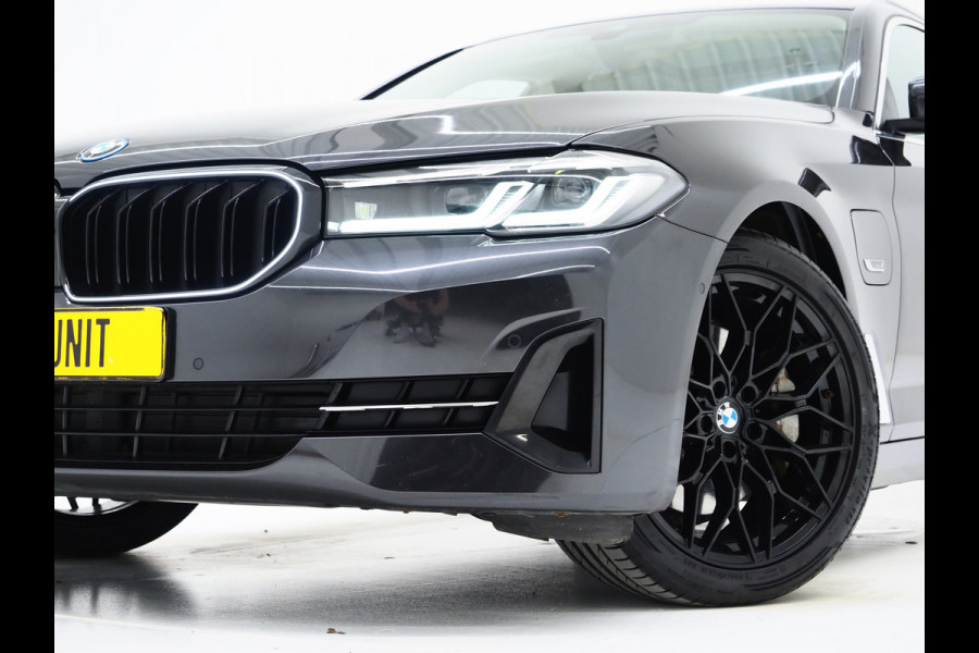 BMW 5 Serie Touring 520e | Panoramadak | LED Grille | Trekhaak | Leder | HUD | 360 | Dodehoek | Sfeerlicht | Memory | Carplay